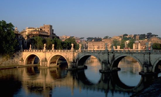 What river runs through Rome?